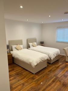 Large Twin Room in Chobham