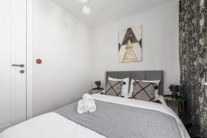 Lumina I Premium 3BR Apartment with Balcony I City View