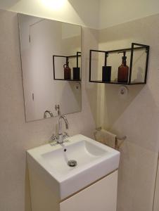 Charming & Sunny Stay in Historic Porto