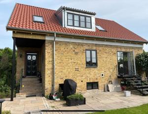 Modern One Bedroom Basement with Private Entrance in Central Lyngby near DTU