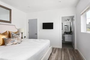 Spacious 4BR Townhouse with Free Parking Near DTLA