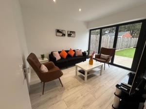 Spacious 7-Bedroom Family Home with 3 Parking Spaces in Harrow