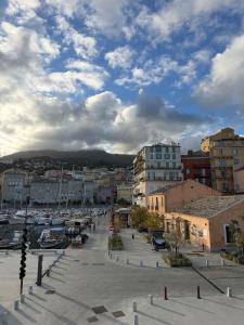 T3 clair et design au cœur du vieux Bastia