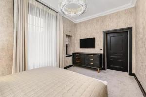 Near Transport - Hot tub - Fireplace - Sleeps 2