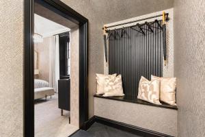 Near Transport - Hot tub - Fireplace - Sleeps 2