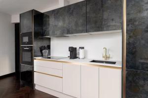 Near Transport - Hot tub - Fireplace - Sleeps 2