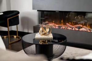 Near Transport - Hot tub - Fireplace - Sleeps 2