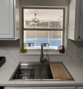 Sunny Escape with Pool 10 minutes from Siesta Key