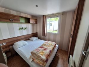 Mobilhome au bord du lac avec piscine