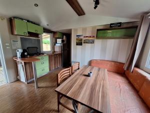Mobilhome au bord du lac avec piscine