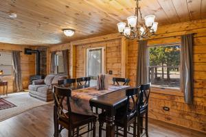 Stay at The Bucking Moose (#10) Cowboy Cabin, 2 bedroom cabin just 1 minute from Yellowstone