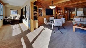 Lakeview 826 Condo #302 Condo