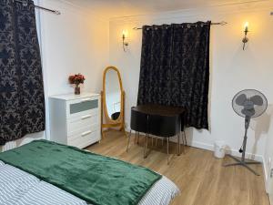 Exquisite King-sized Bedroom - Free Parking