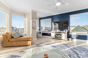 Bright 4BR condo with huge balcony, pools, and direct beach access