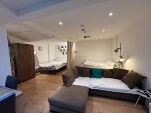 Large studio flat Uxbridge Road