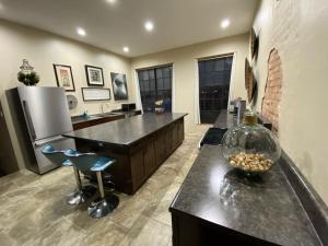 3 K 1 Q, 3 bath 3,000 sq ft, Weekly tidy-up included