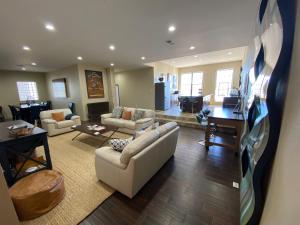 3 K 1 Q, 3 bath 3,000 sq ft, Weekly tidy-up included