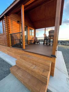 Private Luxury Log Cabin in the Endless Mountains, Firepit, Farm Charm