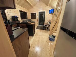 Private Luxury Log Cabin in the Endless Mountains, Firepit, Farm Charm