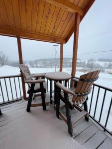 Private Luxury Log Cabin in the Endless Mountains, Firepit, Farm Charm