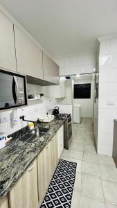 Apartamento aconchegante, frente, 3 dormitórios Região Central - Guarujá