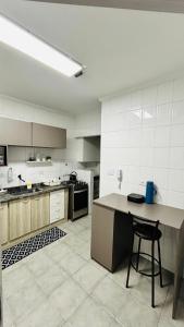 Apartamento aconchegante, frente, 3 dormitórios Região Central - Guarujá