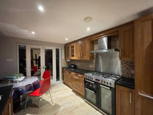 Huge 6-Bedroom House in Greenwich, Sleeps 12