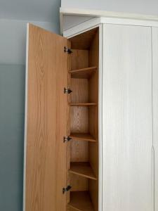 Blueground - Private Poolside 2BR in Lakeview