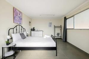 Peaceful Courtyard Double Room Near Transit - Shared Bathroom and Kitchen