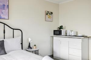 Peaceful Courtyard Double Room Near Transit - Shared Bathroom and Kitchen