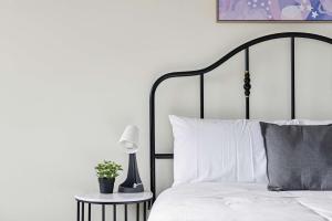 Peaceful Courtyard Double Room Near Transit - Shared Bathroom and Kitchen