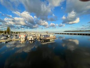 Hausboot Paula mit Reisekajak in Ribnitz-Damgarten