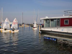 Hausboot Paula mit Reisekajak in Ribnitz-Damgarten