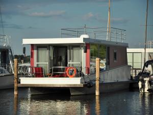 Hausboot Paula mit Reisekajak in Ribnitz-Damgarten