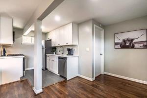 1BR in the Heart of Montrose Free Parking 11