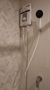 30bkk A2533 Monthly Condo Skytrain Minutes away Full Kitchen and Bath!