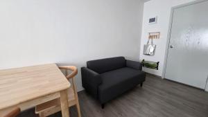 30bkk A2533 Monthly Condo Skytrain Minutes away Full Kitchen and Bath!