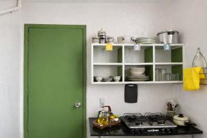 Habitación matrimonial con acceso cercano a transporte y servicios