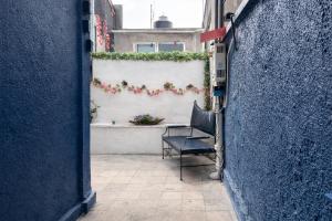 Habitación matrimonial con acceso cercano a transporte y servicios