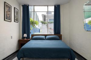 Habitación matrimonial con acceso cercano a transporte y servicios