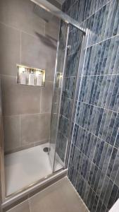 Luxury 3 bedroom House London near Westfield