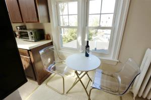 New Cabin in the Clouds Easy Downtown Access with Parking - 1 bedroom