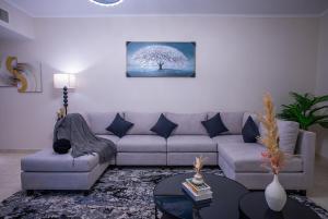 Luxury 2BR Haven with Panoramic Scenery - The Greens