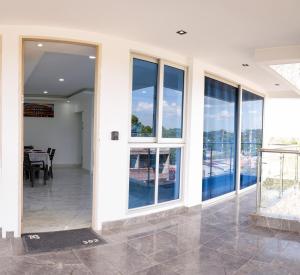 Modern Oasis 3 min to Airport 5G WiFi Parking