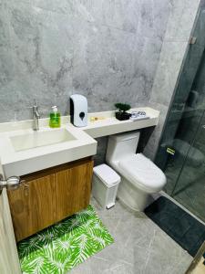 Modern Oasis 3 min to Airport 5G WiFi Parking