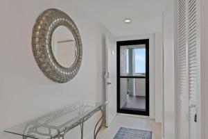 Waterfront Luxury on Marco River Private Lanai Marina Access