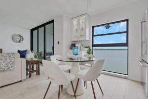 Waterfront Luxury on Marco River Private Lanai Marina Access