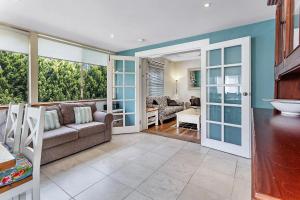 Oscars Beach House, 14 Tomaree Rd - pet friendly, air con, Wi-Fi, Linen