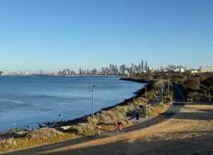 Entire Modern Apartment 15 Min Walk to Beach