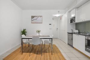 Bright & Spacious Stay for 6 Near Darling Harbour